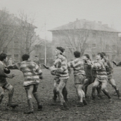 CDATA[//
Gazeta vă prezintă povestea unui tînăr rugbyst, Florin Butiri (20 de ani), omorît la Revoluţie. Nici pînă acum familia sa nu a aflat cine l-a ucis
1104 morţi şi 3321 răniţi. Speranţa se lupta cu disperarea. Destinul a făcut ca printre eroii Revoluţiei din ’89 să se numere şi zeci de sportivi. La fel ca toţi ceilalţi dispăruţi, au ceva în comun.
După 20 de ani întrebări fără răspuns, asasinii lor n-au fost niciodată prinşi sau măcar identificaţi. Gazeta vă prezintă astăzi cazul lui Florin Butiri, fost rugbyst la Rapid.
Avea 20 de ani şi plecase de acasă cu ideea fixă că prin prezenţa sa acolo se va schimba ceva. A ieşit în stradă să strige “Jos Ceauşescu” şi “Jos comunismul” pentru că aşa îi dicta conştiinţa. N-a murit accidental, ci a fost implicat trup şi suflet în sîngeroasele evenimente din decembrie. De 20 de ani, la fiecare sfîrşit de decembrie, rudele şi apropiaţii îl plîng acolo unde are la căpătîi o minge de rugby şi se întreabă cine le-a ucis copilul.
“Era un băiat ca bradul”
Florin Butiri juca flanker şi închidere. “La 1,96 m şi 100 de kilograme era un bărbat ca bradul. Pe stardă, fetele întorceau capul după el”, işi aminteşte sora sa, Ruxandra. Făcuse junioratul la Rapid Triumf şi după o scurtă perioadă la Hidrotehnica Focşani revenise la echipa de seniori a Rapidului, unde era coleg cu Bogdan Stan şi Petre Astafei, alţi doi martiri ai Revoluţiei. Pe 22 decembrie a fost în faţa CC-ului. S-a întors acasă noaptea, şi a doua zi, sîmbătă, 23 decembrie, a ieşit din nou în stradă.
Împuşcat cu gloanţe dum-dum
Potrivit mărturiilor unor prieteni care l-au însoţit în acea zi fatidică, Florin Butiri a ajuns pe strada Nuferilor unde şi-a găsit sfîrşitul. Povesteşte sora sa Ruxandra: “Pe la 3-4 după-amiază, în ziua de sîmbătă 23 a venit cineva acasă şi ne-a anunţat că Florin a fost împuşcat. Cu chiu, cu vai am aflat că e la Spitalul Militar. Acolo n-am putut să-l vedem, ni s-a spus că e împuşcat în picior şi că o să se facă bine. Era în noaptea de 23 spre 24 decembrie. Duminică, pe 24, ni s-a zis că de fapt e împuşcat şi în abdomen şi că nu se ştie dacă o să mai traiască. Am rămas blocaţi…cum de prima dată nu ne-au spus că a fost împuşcat şi în abdomen?! Cert e că marţi dimineaţa, pe 26, era mort! Îi amputaseră piciorul stîng, însă organismul i-a cedat. La spital, părinţii mei s-au întîlnit cu generalul Victor Stănculescu, care le-a explicat că Florin ar fi fost împuşcat cu gloanţe explozive, aşa-numitele dum-dum”.
![Florin domina tusa datorita staturii sale impresionante Florin domina tusa datorita staturii sale impresionante