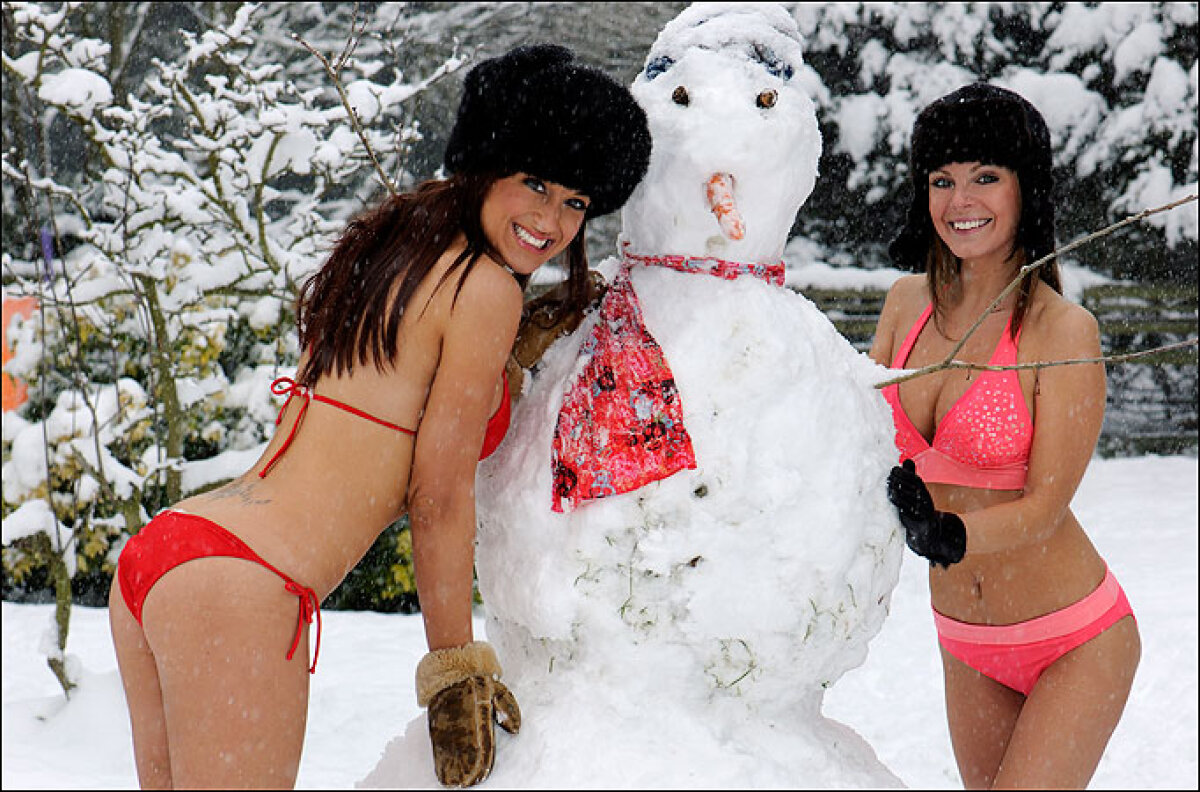 Голые киски эротичных подружек снегурочек на снегу 15 фото эротики