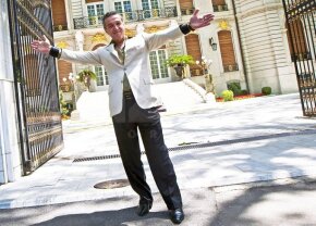 FOTO "Palatul" lui Gigi Becali, vizitat de suporterii Petrolului » Ce mesaje au lăsat "găzarii" pe imobilul de milioane de euro al patronului de la FCSB