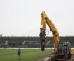 VIDEO / Legendarul stadion "Ilie Oană" din Ploieşti este demolat! Aici a pierdut Liverpool