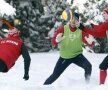 FOTO / Dinamoviştii au jucat fotbal printre nămeţii de la Poiana Braşov