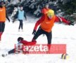 FOTO / Dinamoviştii au jucat fotbal printre nămeţii de la Poiana Braşov