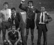 Silviu Lung, alături de antrenorii Mircea Rădulescu (dreapta), Mircea Lucescu şi de colegii Camataru (dezbracat) si Negrila