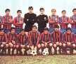 Costică Ştefanescu în...color, cu Steaua. Atacantul e al treilea, rîndul de sus, dreapta, flancat de antrenorii Ienei şi Constantin