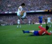 Lăcătuş sare acrobatic peste portarul barcelonezilor, în finala din 7 mai 1986. Alesanco, în plan îndepărtat, respiră uşurat