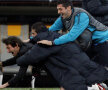 Cristi Chivu plonjează pe gazon, în mijlocul unui pachet al bucuriei, împreună cu Leonardo, antrenorul lui Inter, şi Materazzi
Foto: Reuters
