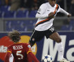 Willian, unul dintre brazilienii de vis ai lui Şahtior, scapă de tacklingul agresiv al francezului Mexes (Roma) Foto: Reuters