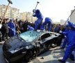 FOTO » Protest inedit în China: Lamborghini Gallardo distrus cu ciocanele!