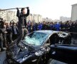 FOTO » Protest inedit în China: Lamborghini Gallardo distrus cu ciocanele!