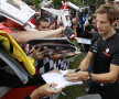 Jenson Button, pilotul lui McLaren, la sesiunea de autografe