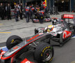 Lewis Hamilton (McLaren). În plan secund, monopostul lui Vettel