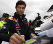 Mark Webber (Red Bull) a fost cel mai solicitat pilot la sesiunea de autografe