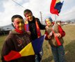 Patru copii din comuna Stejaru s-au vopsit pe faţă şi au fluturat steaguri pentru a susţine echipa naţională