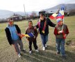 Patru copii din comuna Stejaru s-au vopsit pe faţă şi au fluturat steaguri pentru a susţine echipa naţională