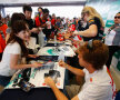 Sebastian Vettel da autografe (Foto: Guliver/GettyImages)