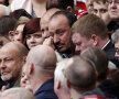 Rafa Benitez, fost manager al lui Liverpool, îşi şterge lacrimile. A fost aplaudat pentru gestul său din 2010: a donat 96.000 de lire familiilor victimelor
Foto: Agerpres