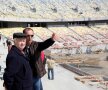 Un fost jurnalişt de sport, Constantin Alexe, discută cu șeful de șantier