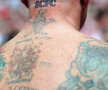 Tot spatele suporterului este încărcat de tatuaje dedicate echipei favorite
