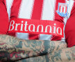 Braţele suporterului sînt pline de tatuaje cu referire la Stoke City