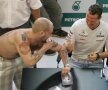Suporterul îi arată pilotului favorit tatuajele în care este cuprins tot palmaresul germanului