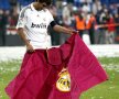 Raul a sărbătorit în 2008 cîştigarea titlului de campion al Spaniei făcînd pe toreadorul