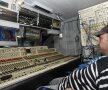 Aici este studioul de sunet, care leaga toate microfoanele din stadion. Cele ale comentatorilor, ale reporterilo si cele aflate în spatele porţilor
