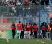 Premieră incredibilă la un meci din România: Jucătorii lui Dinamo au introdus torţele!