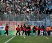 Jucătorii dinamovişti le-au aruncat fanilor fulare "cu surprize"