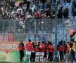 Jucătorii dinamovişti le-au aruncat fanilor fulare "cu surprize"