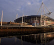 Millennium Stadium din Cardiff (Tara Galilor) gazduieste meciuri de fotbal si rugby, dar si concerte sau expozitii. Acoperisul retractabil il face deosebit, dar si arhitectura sa agresiva si iesita din comun (foto: Reuters)