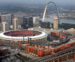 Noul Busch Stadium din St. Louis a fost deschis in 2006. Aici isi disputa meciurile de pe teren propriu echipa de baseball St. Louis Cardinals. Are peste 45.000 de locuri. Il face special amplasamentul sau, intr-o zona foarte moderna, unde arcul format de podul Eads a devenit o emblema a orasului (foto: Reuters)