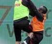 Ivorianul încearcă să-l lovească în faţă, dar românul evită şi îi aplică un genunchi în stomac Foto: bild.de