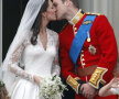 Sărutul mirilor din balconul Palatului Buckingham, de după ceremonia de la Westminster Abbey foto: Reuters