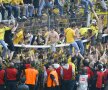 La celebrarea titlului, pe stadion, mulţi au ales să petreacă inclusiv pe "transversalele" porţilor
