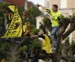 Fanilor, circa 100.000, nu le-au mai ajuns străzile Dortmundului, aşa că s-au urcat în copaci