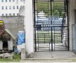 Intrarea in stadionul FK Olibici este pazita de un caine adapostit in cotet