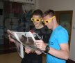 Atacanții Buș și Bud au admirat pozele 3D din Gazetă