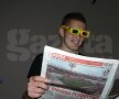 Atacanții Buș și Bud au admirat pozele 3D din Gazetă
