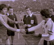 Decembrie 1982, U Craiova - Bordeaux 2-0. Cei doi căpitani, Ştefănescu şi Giresse, fac schimb de fanioane. La final, doar Costică a mai zîmbit Foto: Arhiva GSP