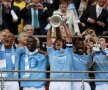 Tevez (cu trofeul) şi coechipierii săi celebrează victoria de pe "Wembley"
Foto: Reuters