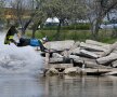 GALERIE FOTO Se întîmplă în România! » Duncan Zurr face wakeboarding tras de tren!