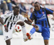 N'Doye (stînga), aici în duel cu Ibeh, nu prea a avut chef ieri de fotbal Foto: Alex Nicodim