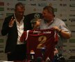 Jorge Costa (stînga) a fost prezentat oficial astăzi de CFR Cluj, iar președintele Iuliu Mureșan (dreapta) are mare încredere în portughez