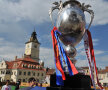 Trofeul Cupei României a fost expus în această dimineaţă în Piaţa Sfatului din Braşov