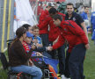 Roș-albaștrii au salutat fanii cu handicap înaintea partidei Foto: Alex Nicodim