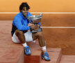 Rafael Nadal ţine trofeul de la Roland Garros