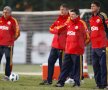 Stefan Iovan, Dan Apolzan şi Emil Săndoi au condus ieri primul antrenament al naţionalei în Brazilia