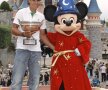 Rafael Nadal a pozat cu trofeul de la Roland Garros la Disneyland