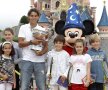 Rafael Nadal a pozat cu trofeul de la Roland Garros la Disneyland