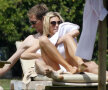 Peter Crouch şi frumoasa lui iubită, hîrjoneală pe plajă în Sardinia